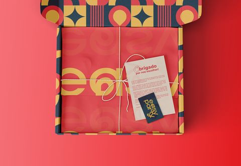 Caixa da Easy Party com padrão gráfico colorido e cartão de agradecimento