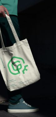 Pessoa caminhando com a eco bag da RG Engenharia